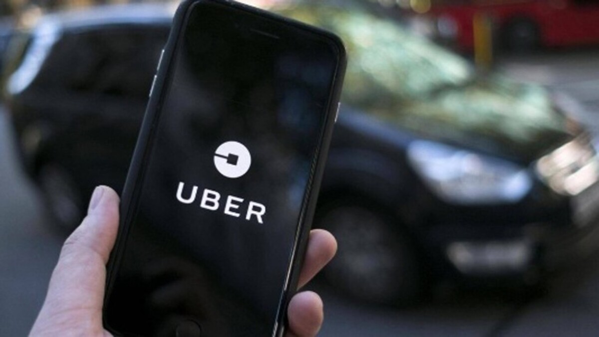 Celular com Uber aberto