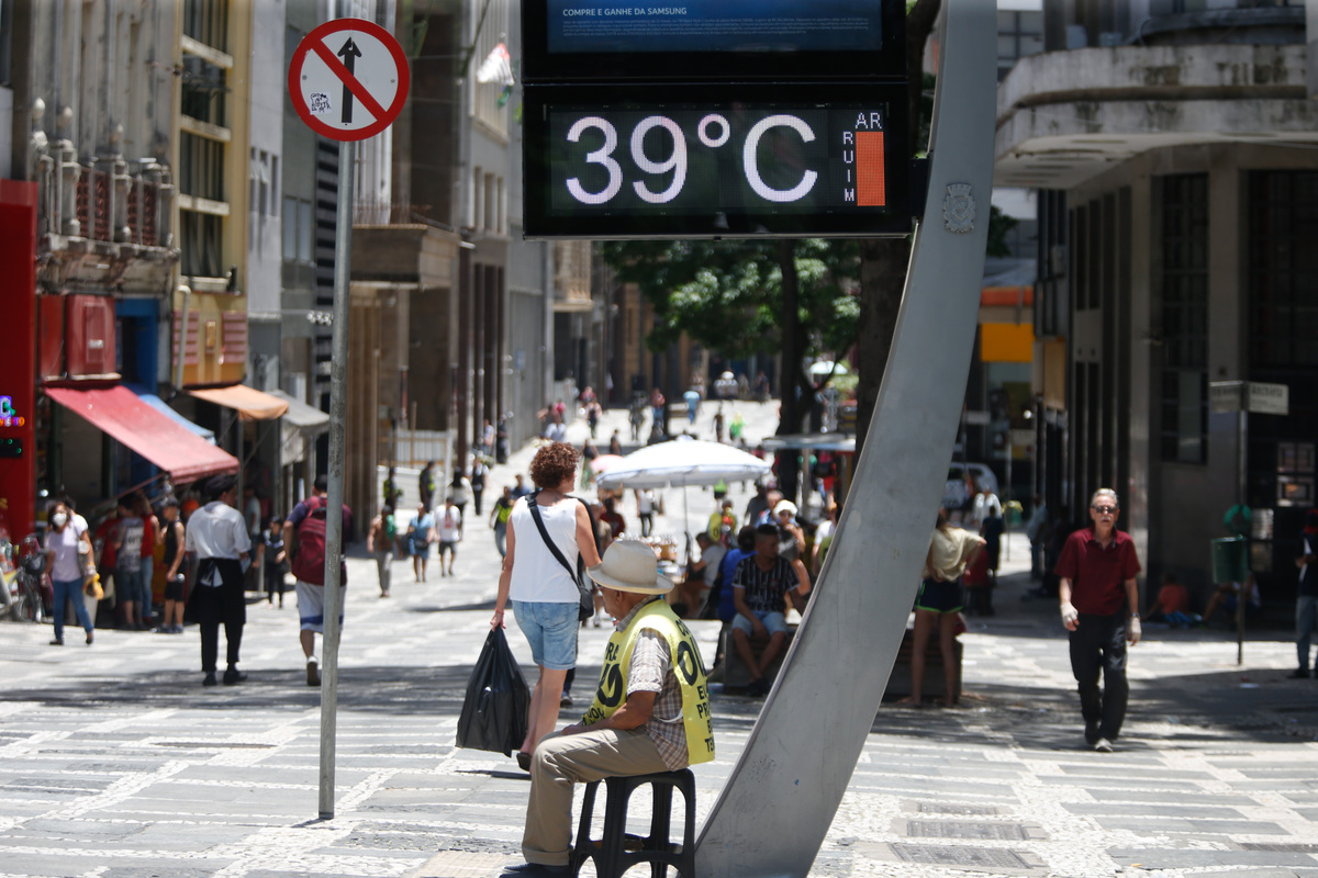 Rua brasileira com termômetro marcando 39°C