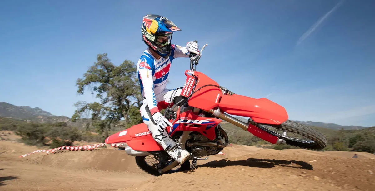 Honda CRF 450 R 2024: ficha técnica, preço e itens de série