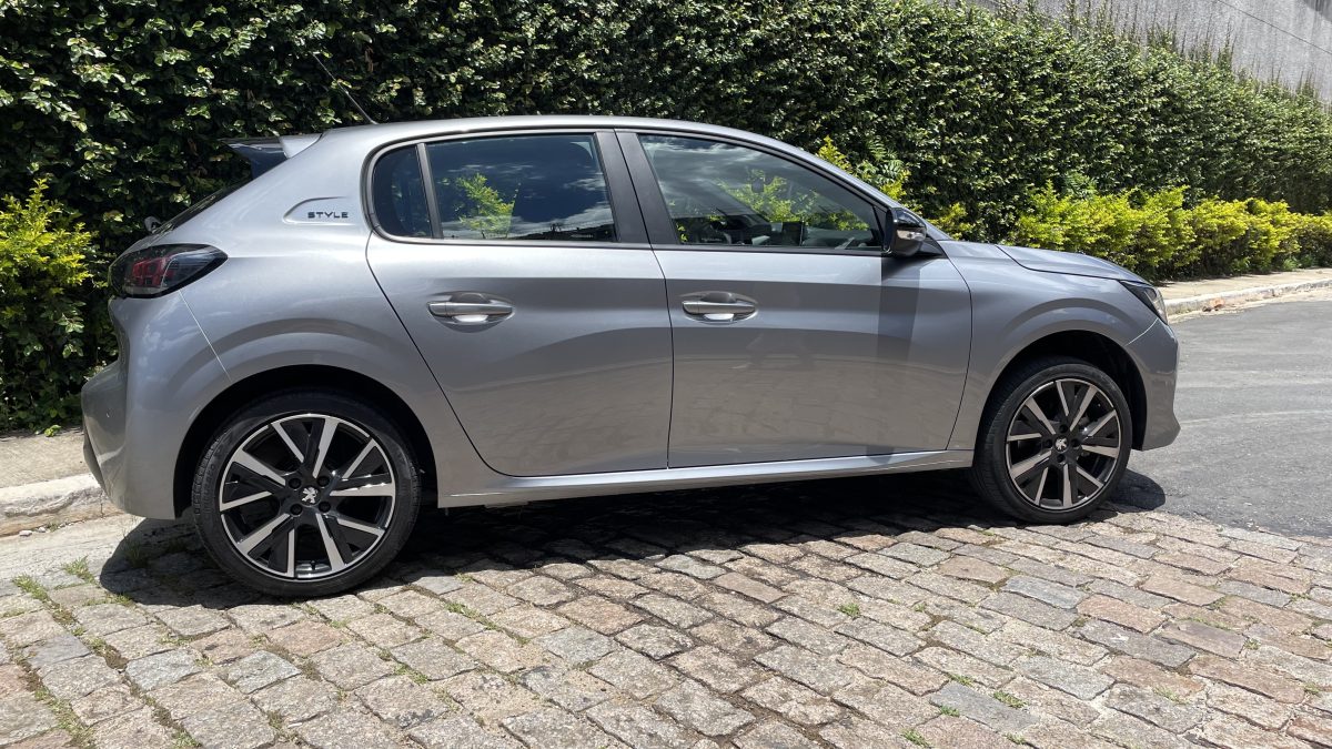 Peugeot 208 ou Chevrolet Onix: qual hatch é o melhor?