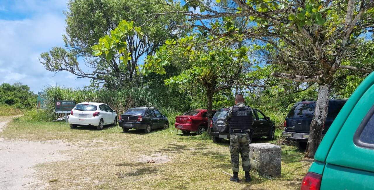 Estacionar em área proibida no litoral rende multa de R$ 300 mil a 60 motoristas e valor assusta: “não sabia”