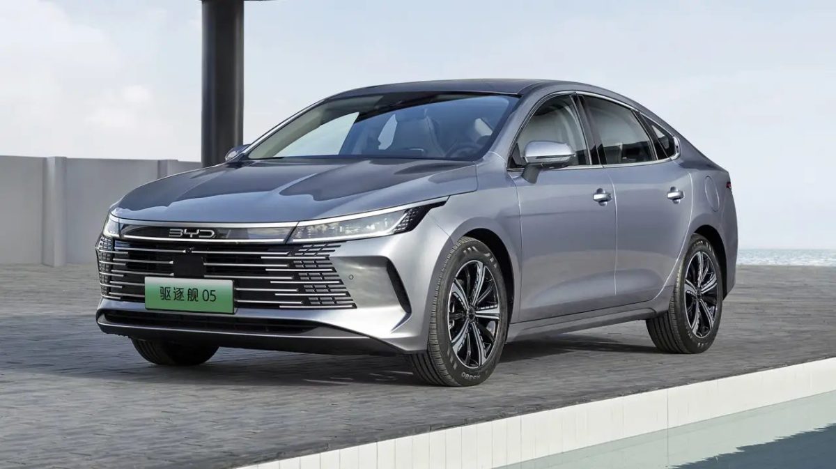 BYD mira na Toyota e tem modelo que pode acabar com o reinado do Corolla