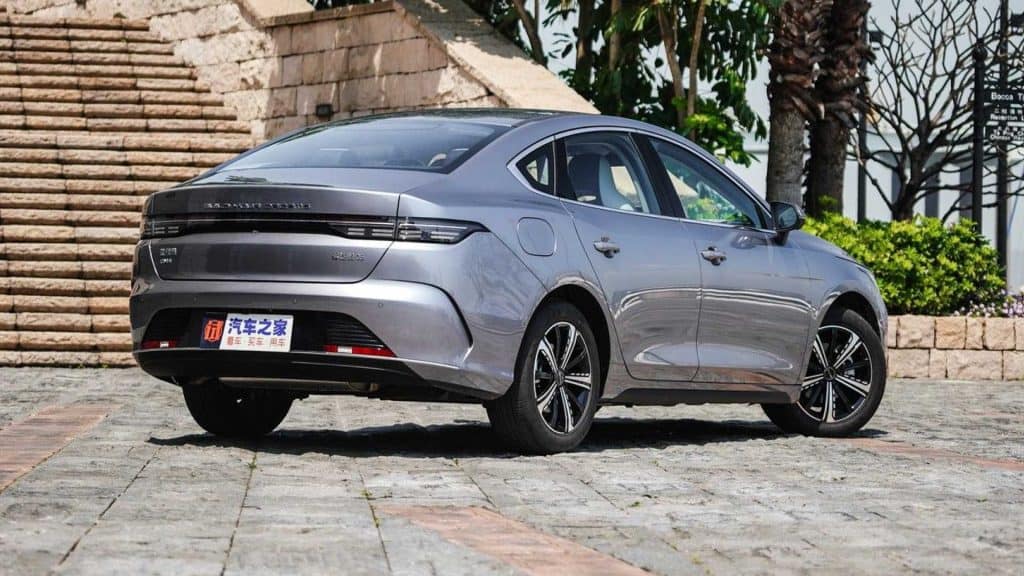 BYD mira na Toyota e tem modelo que pode acabar com o reinado do Corolla