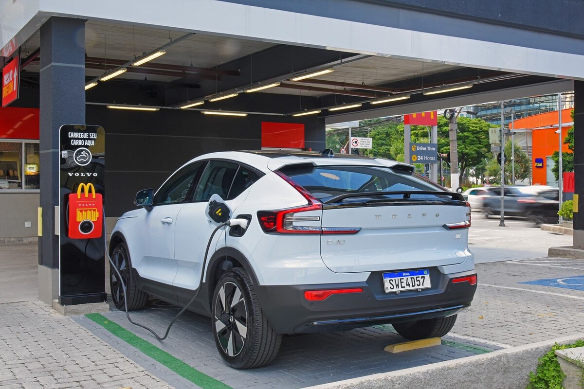 Carro elétrico em carregador da Volvo