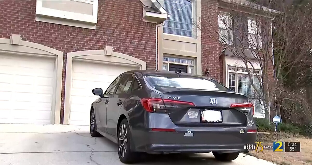 Honda Civic estacionado na frente de casa nos EUA