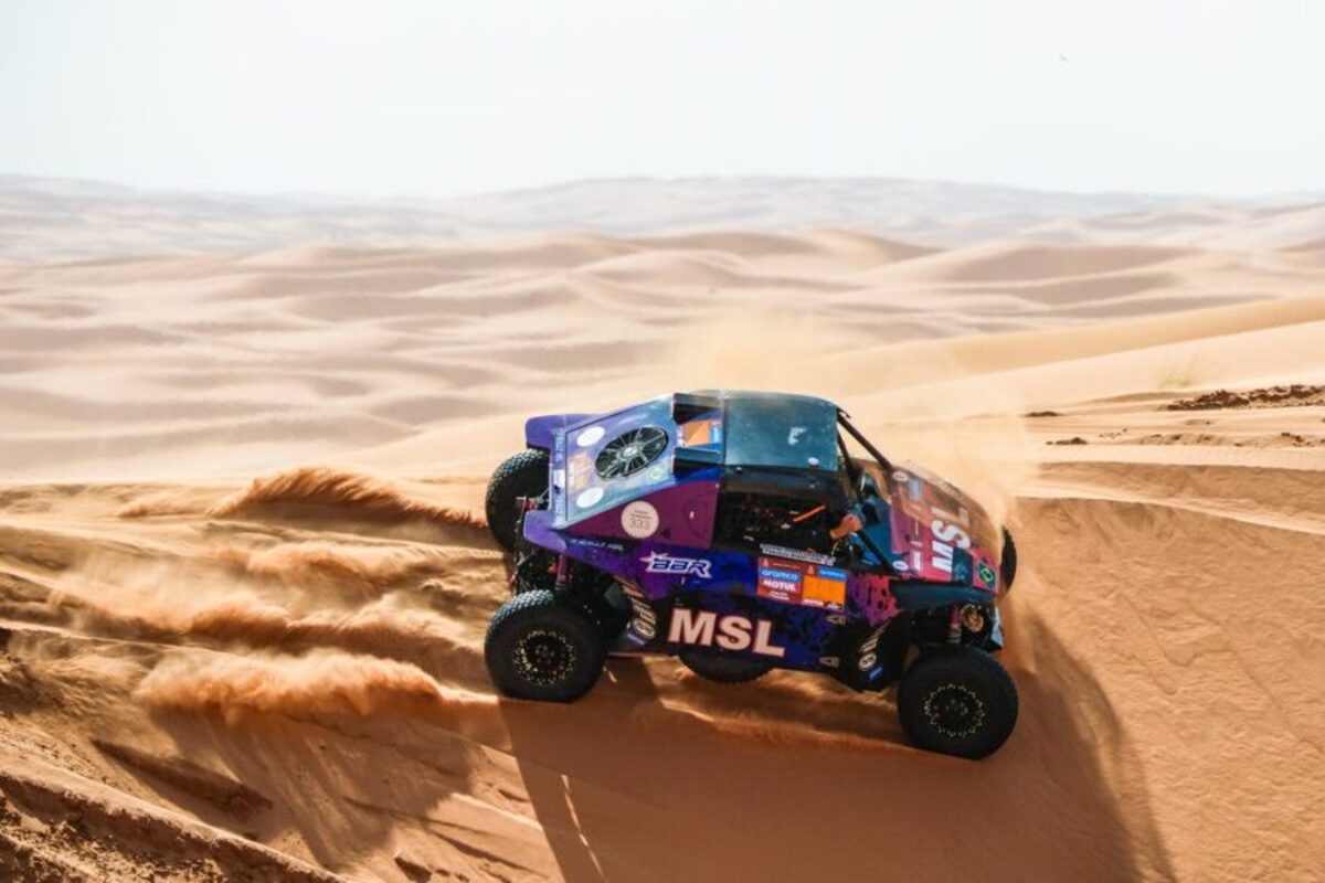 Carro de rali em duna de areia