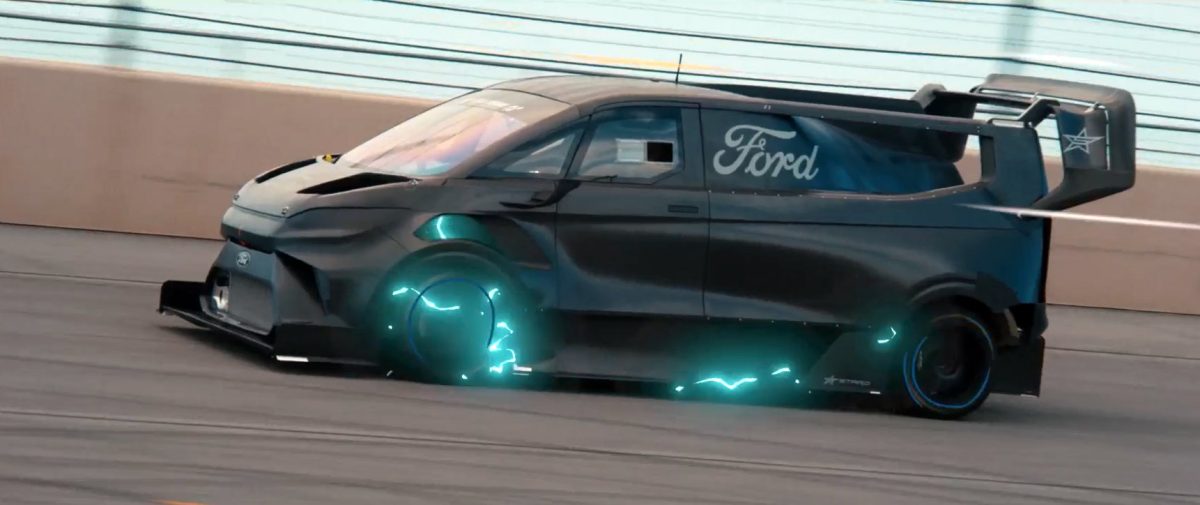 Van de alta performance da Ford mostra que deixa muito esportivo conceituado no chinelo