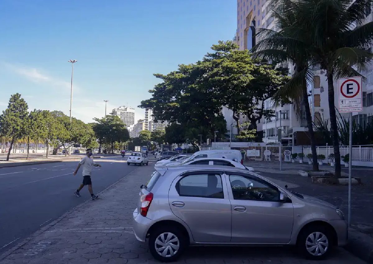 Estacionar em área proibida no litoral rende multa de R$ 300 mil a 60 motoristas e valor assusta: “não sabia”