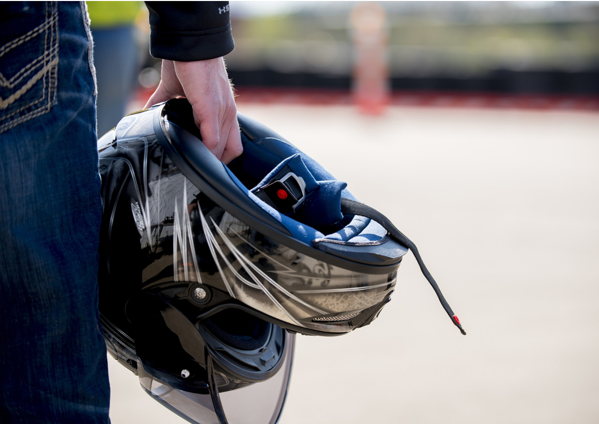 Uso do capacete com viseira é necessário para piloto e garupa - Foto: Freepik