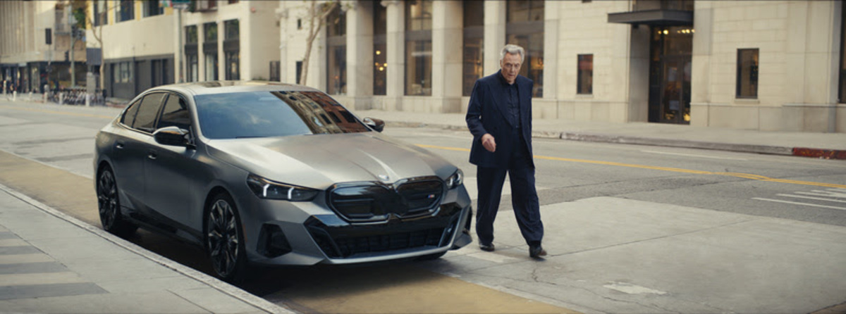 Ator Christopher Walken e carro BMW i5 elétrico