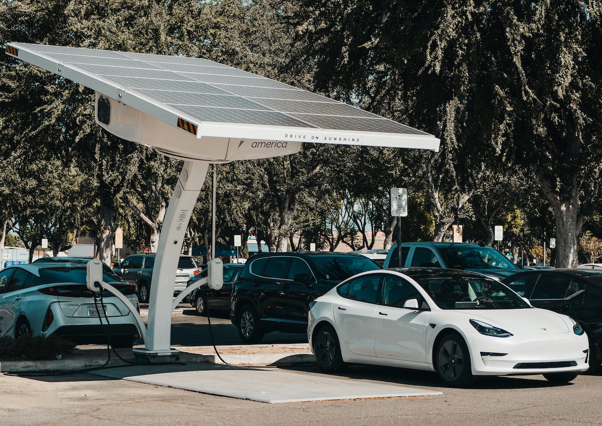 Carros elétricos podem ser carregados com energia limpa - Foto: Divulgação