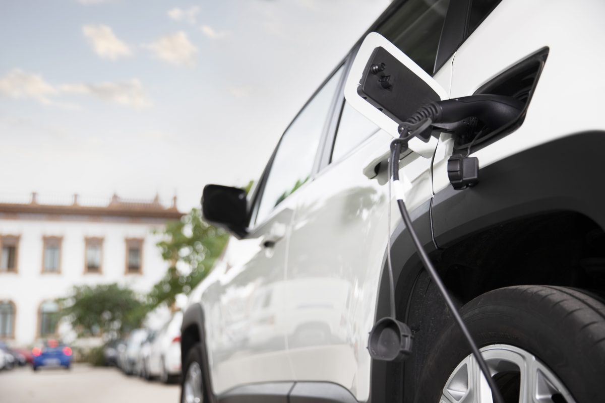 Quem paga a conta dos carros elétricos na garagem dos condomínios?