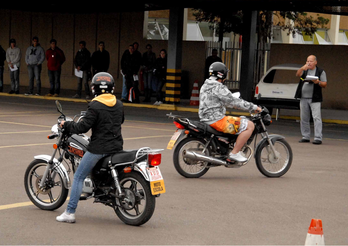 Como pilotar moto de forma fácil e segura - Foto: Detran/PR