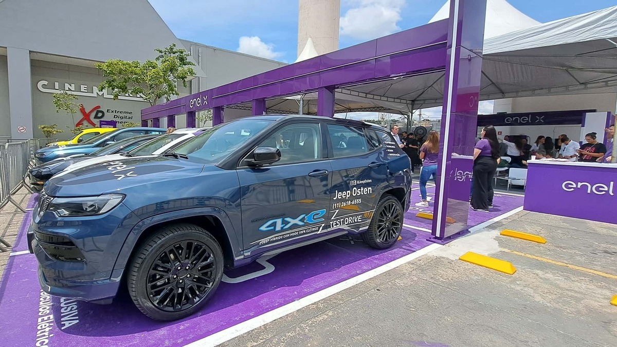 Carro em estacionamento da Enel X