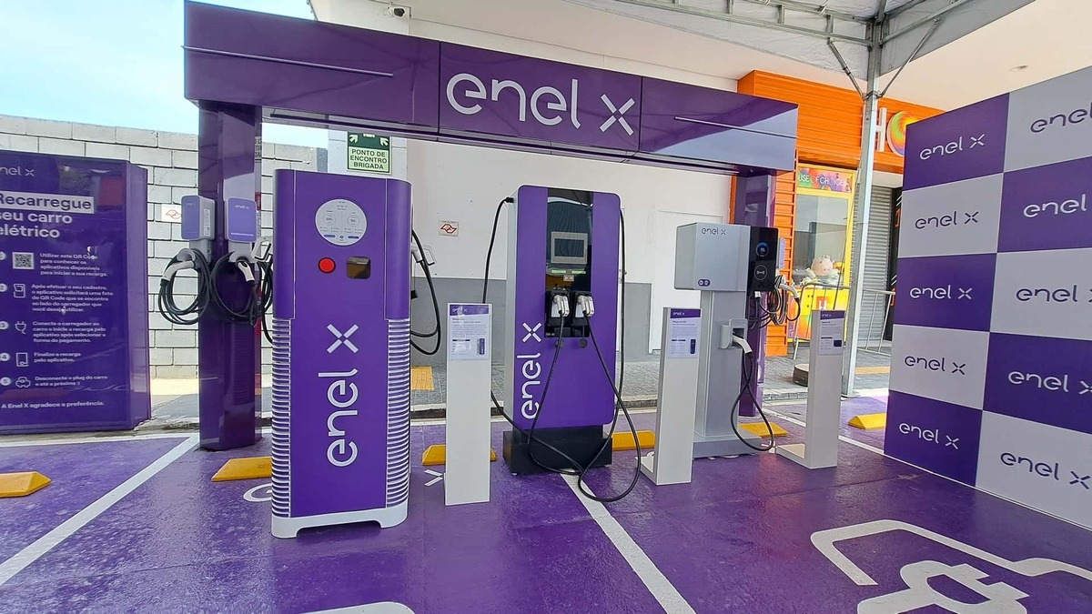 Carregadores em estacionamento da Enel X