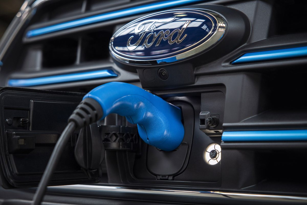 Ford E-Transit versão chassi já pode ser comprada (300 unidades disponíveis)