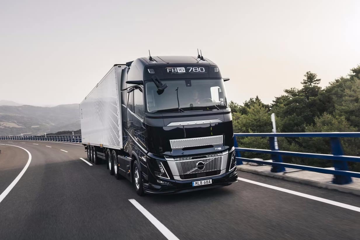 Novo caminhão da Volvo tem câmera no lugar de espelhos