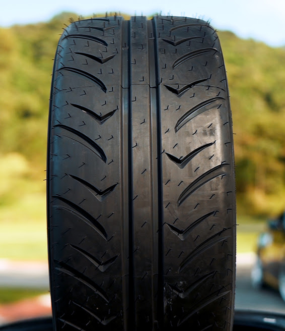 Pneus comuns vs. pneus de alta performance: entenda a diferença
