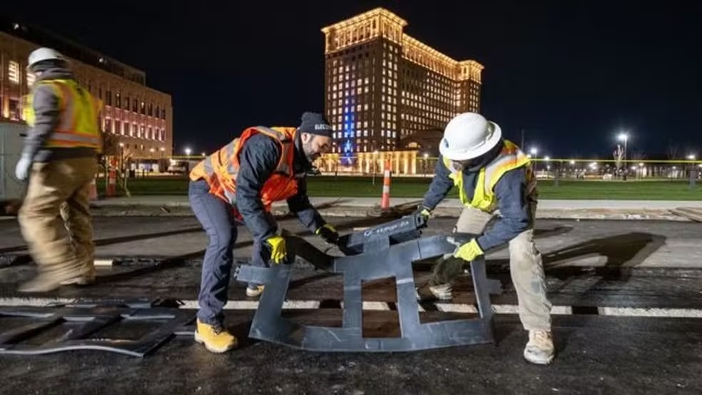 Implementação das placas da Electreon - Foto: BBC