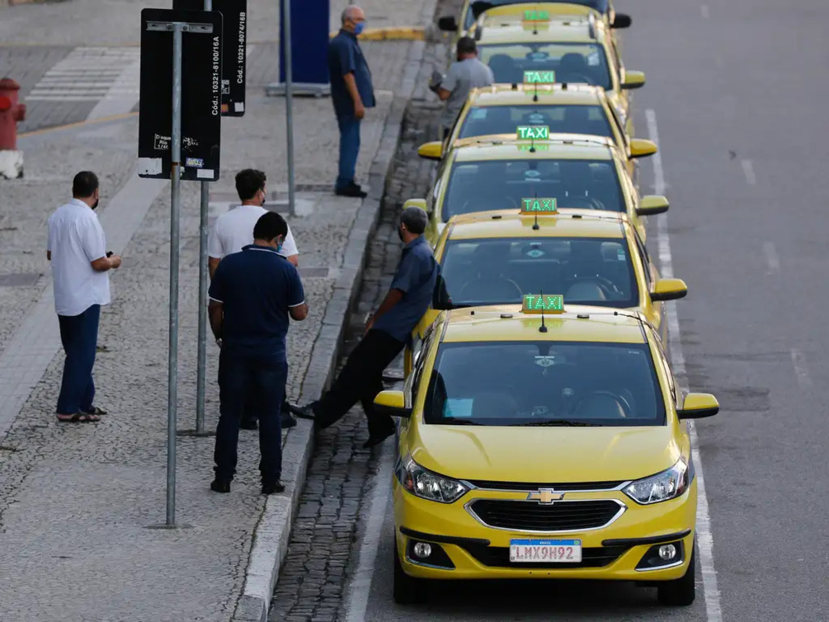 Prefeitura do Rio cria tabela com estimativa de preços das corridas de táxi nos dias de desfile do sambódromo; veja como consultar