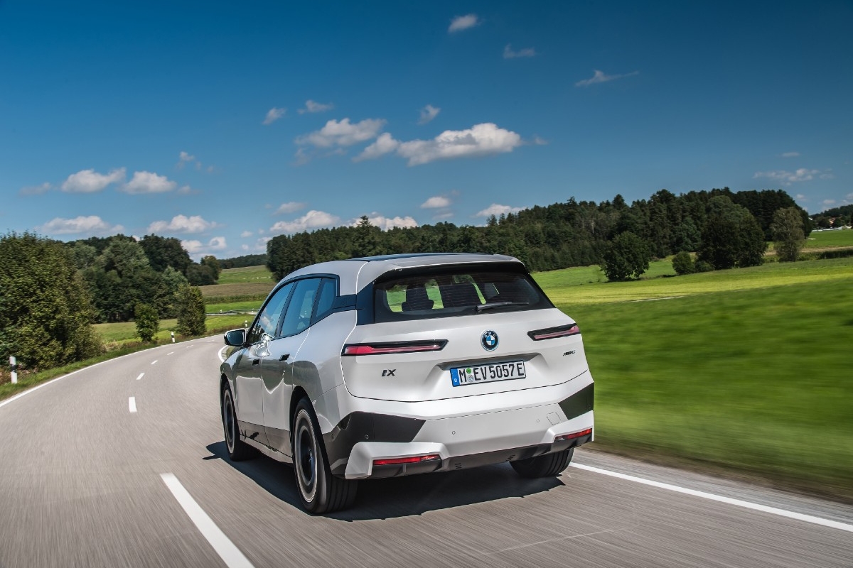 Traseira do BMW iX 2023 (Foto: Divulgação/BMW)