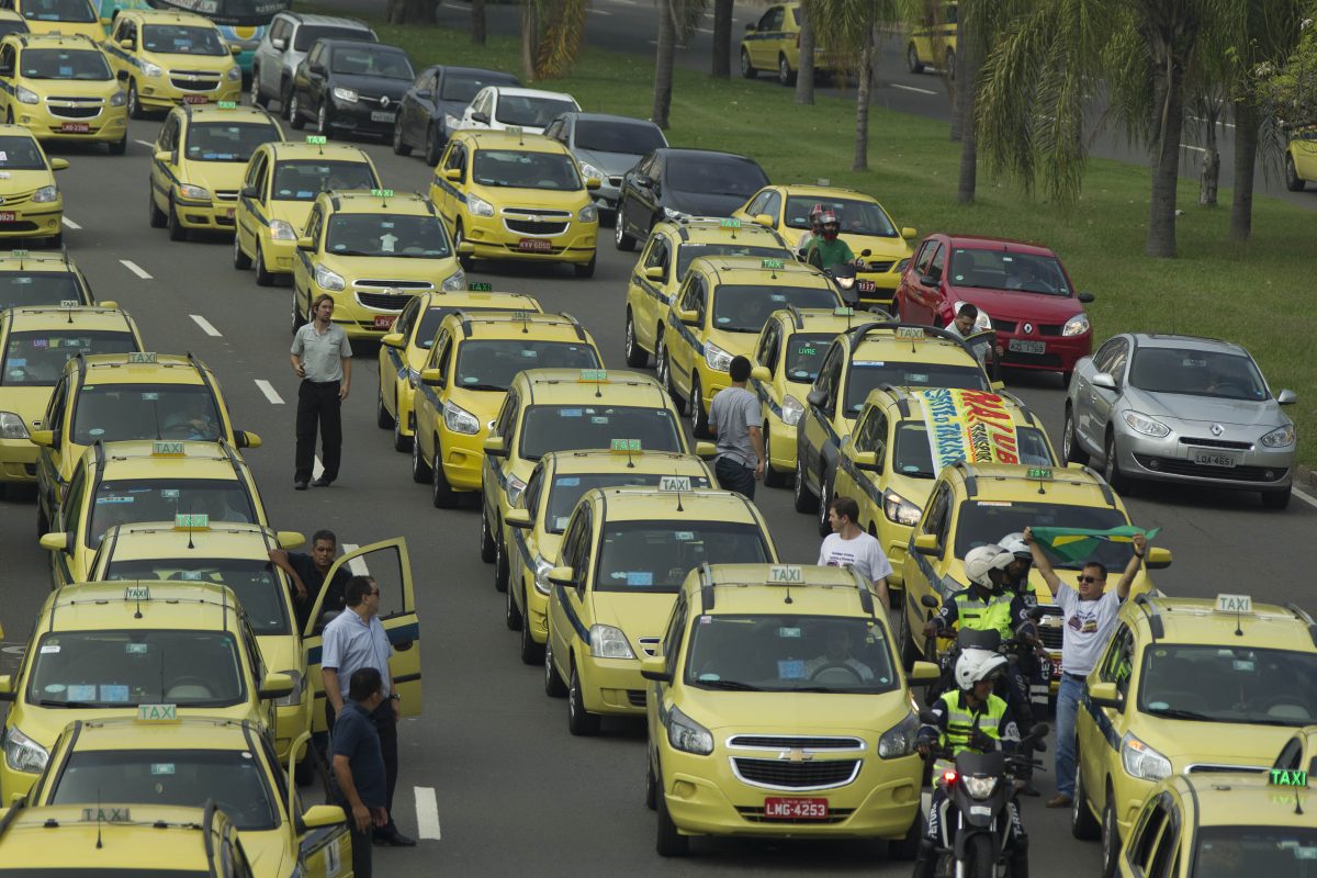 https://m.folha.uol.com.br/cotidiano/2016/05/1767618-taxistas-fazem-novo-protesto-contra-projeto-que-regulariza-uber-em-sp.shtml