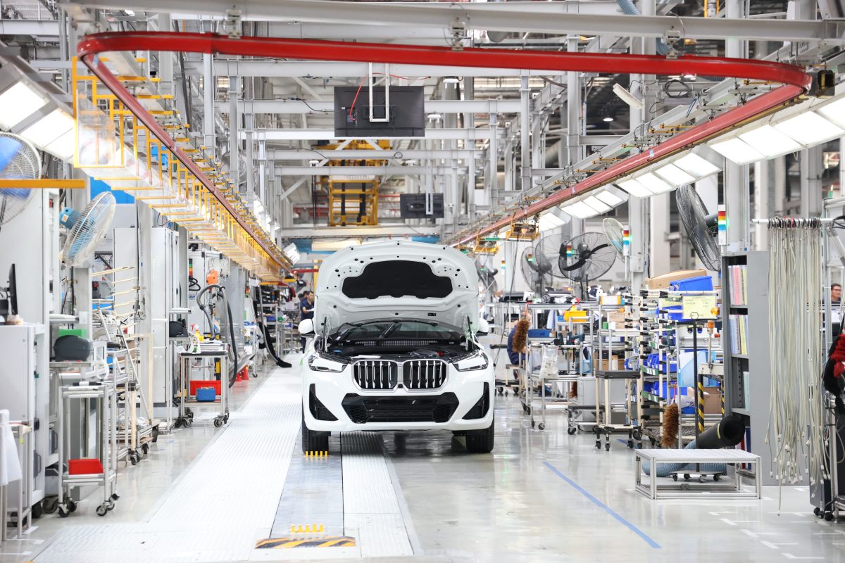 BMW inicia construção de nova fábrica de baterias e promete novo modelo elétrico