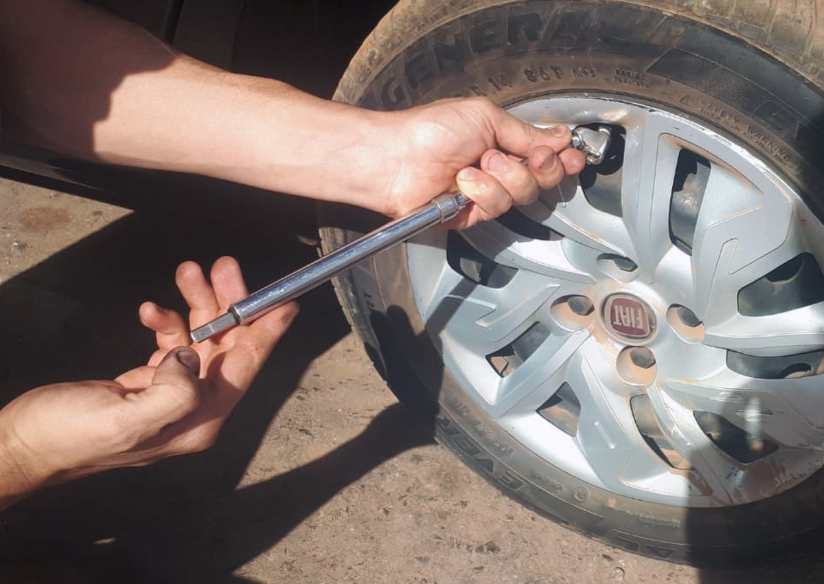 Como descobrir a calibragem correta dos pneus