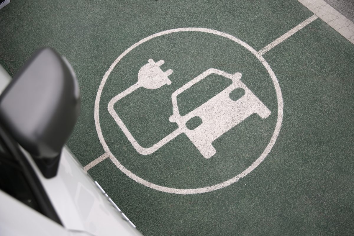 Novas regras para carregar carros elétricos podem ser ruins? Especialista explica