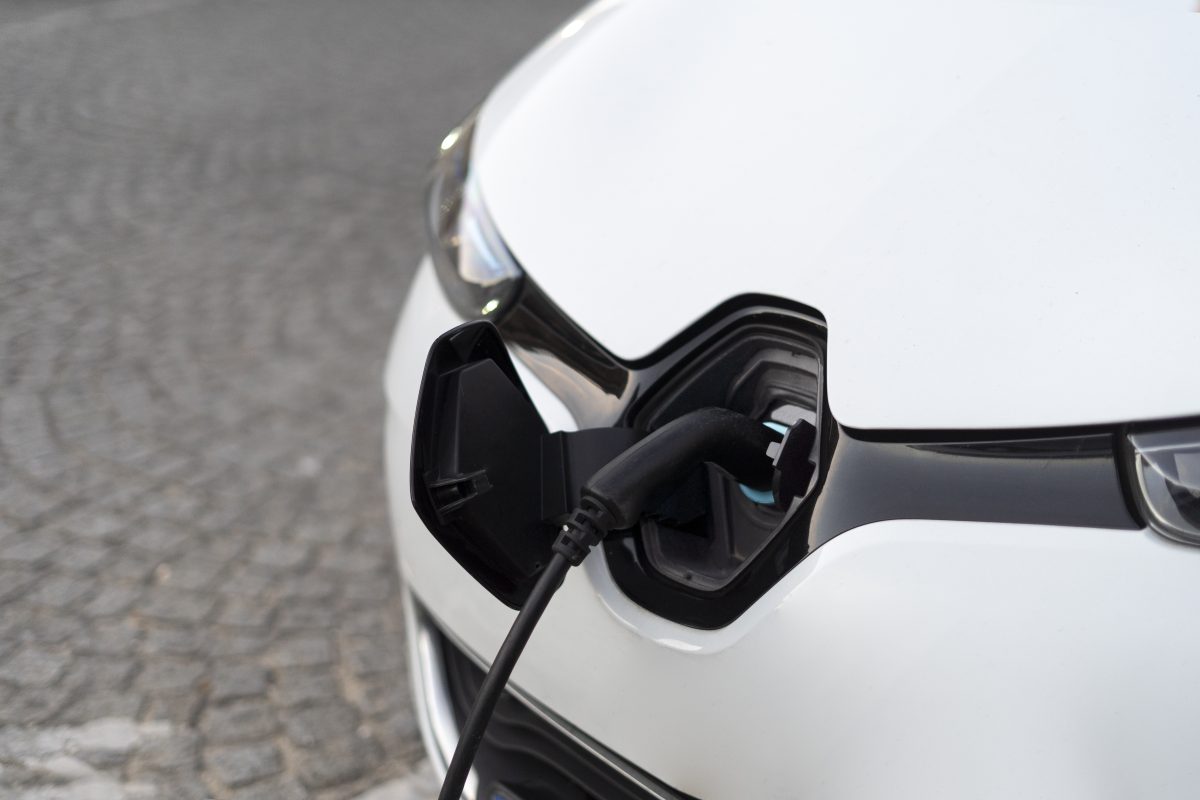 Novas regras para carregar carros elétricos impostas pelo Corpo de Bombeiros podem ser ruins? Veja o que diz especialista