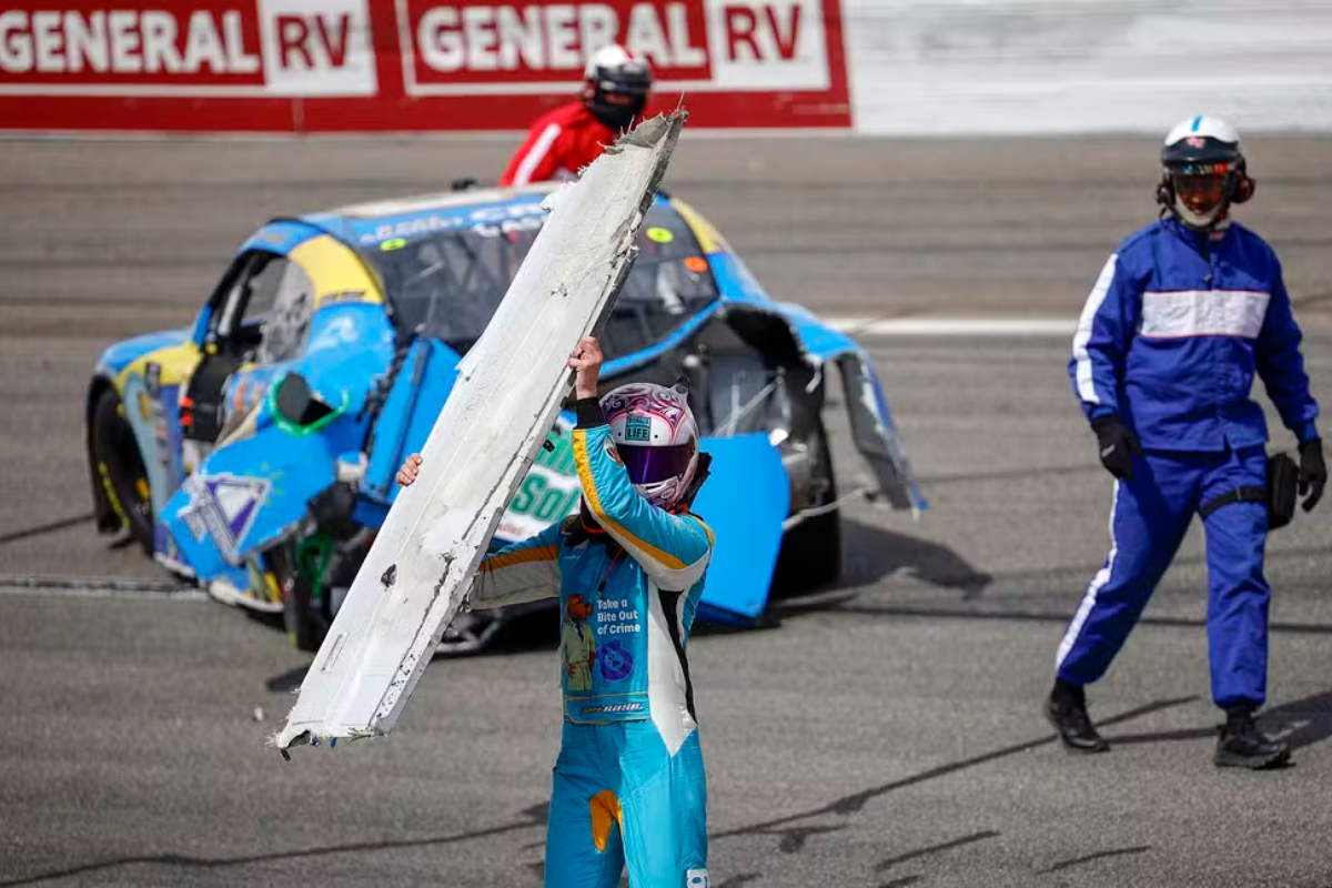 Corrida da Nascar vira cenário de briga: teve até para-choque voando contra  adversário