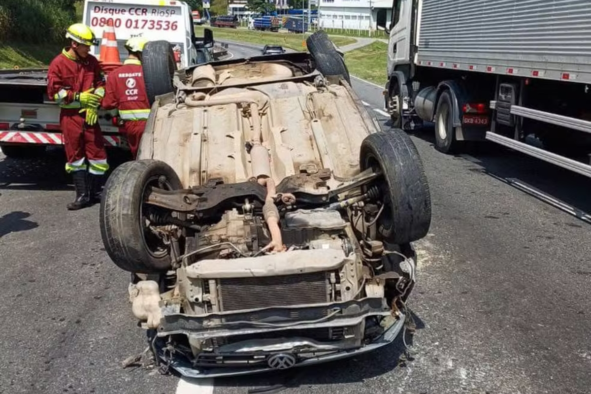 Motorista é lançado para fora do carro em acidente por falta do uso do cinto de segurança