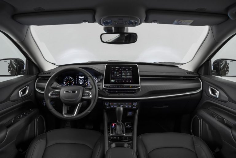 Interior do Jeep Compass Sport T270