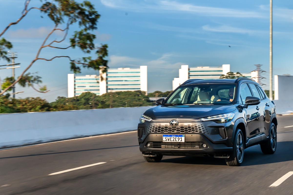 Toyota Corolla Cross XRX 2025: ficha técnica, preço e itens de série