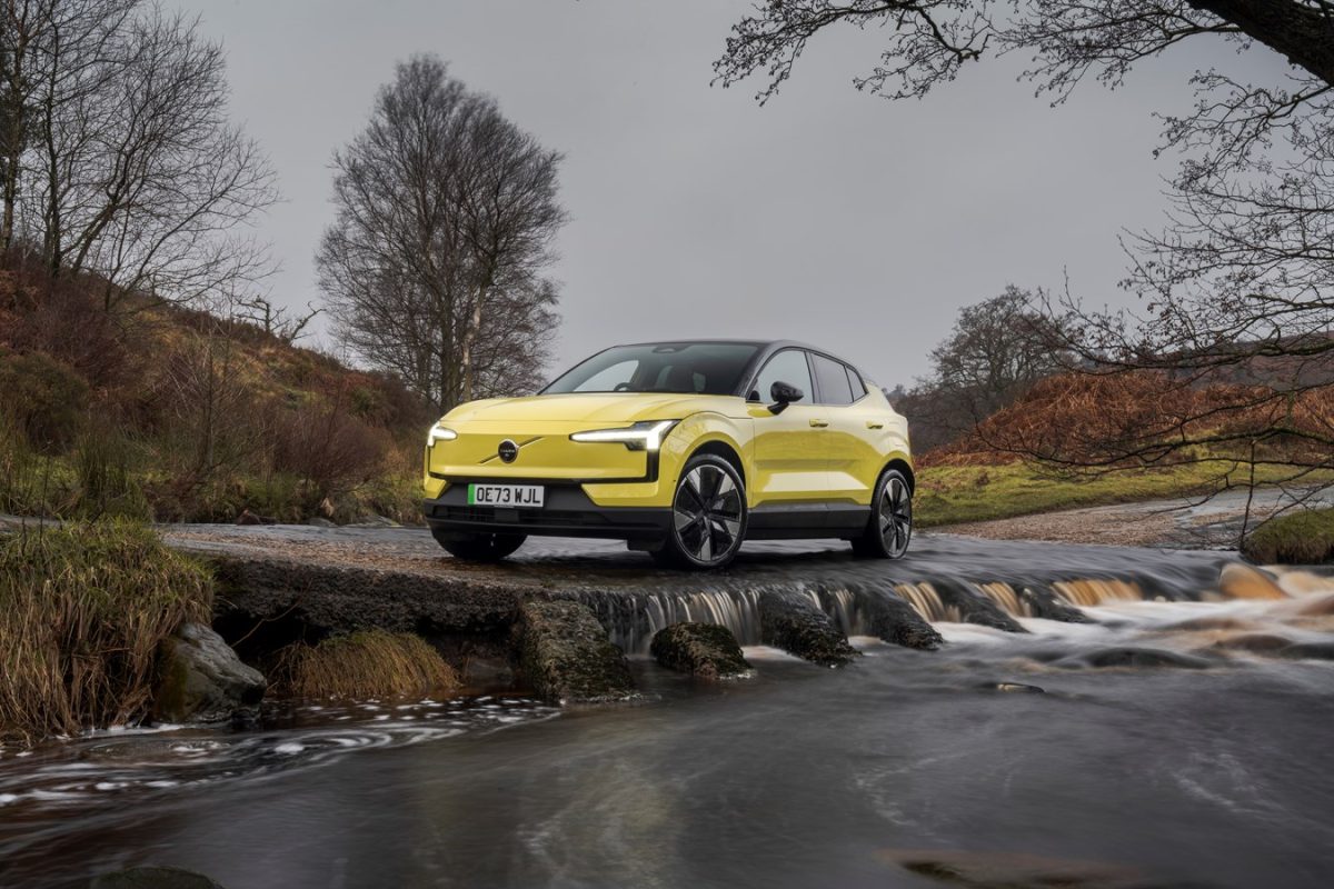 Prestes a chegar no Brasil novo Volvo EX30 é considerado o melhor carro elétrico até 35 mil libras