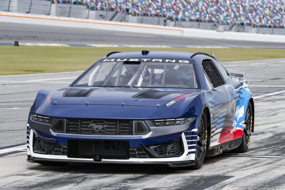 Ford Mustang Dark Horse conquista primeira vitória de forma impressionante na Nascar