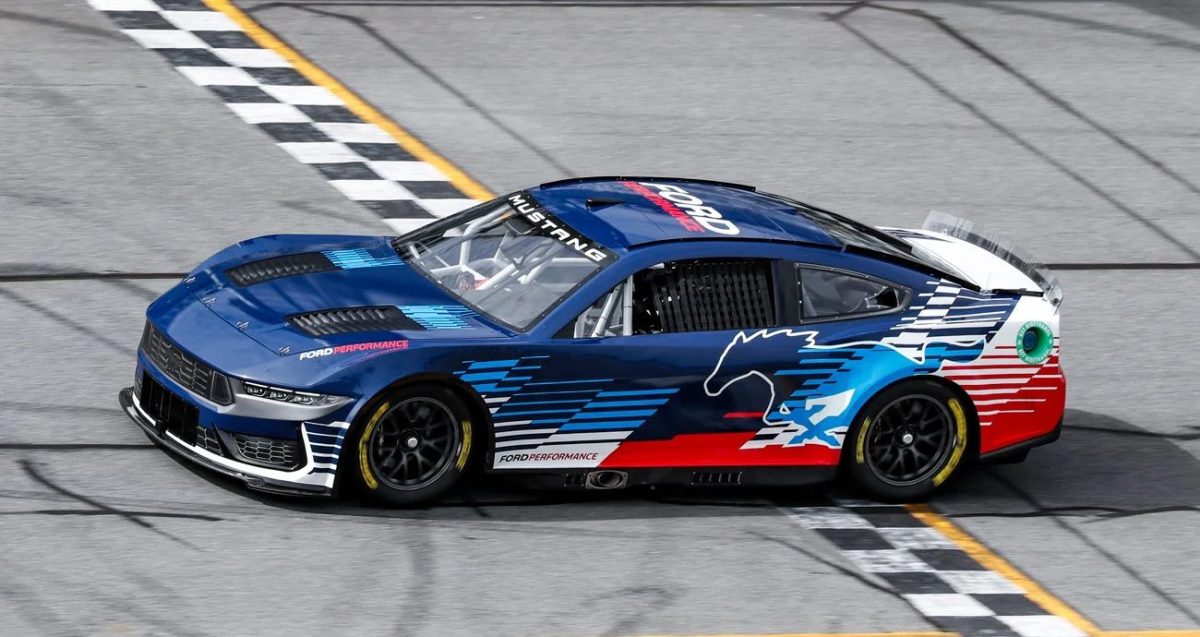 Ford Mustang Dark Horse conquista primeira vitória de forma impressionante na Nascar