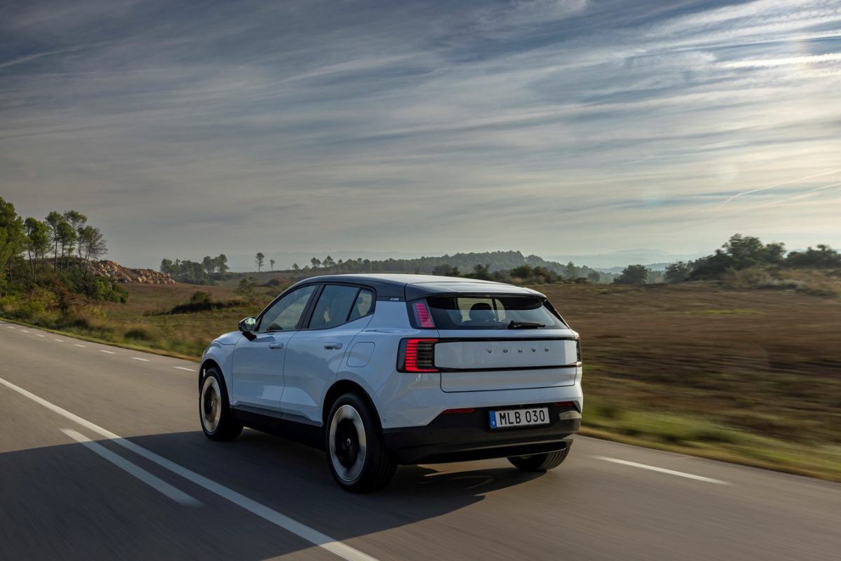 Prestes a chegar no Brasil novo Volvo EX30 é considerado o melhor carro elétrico até 35 mil libras