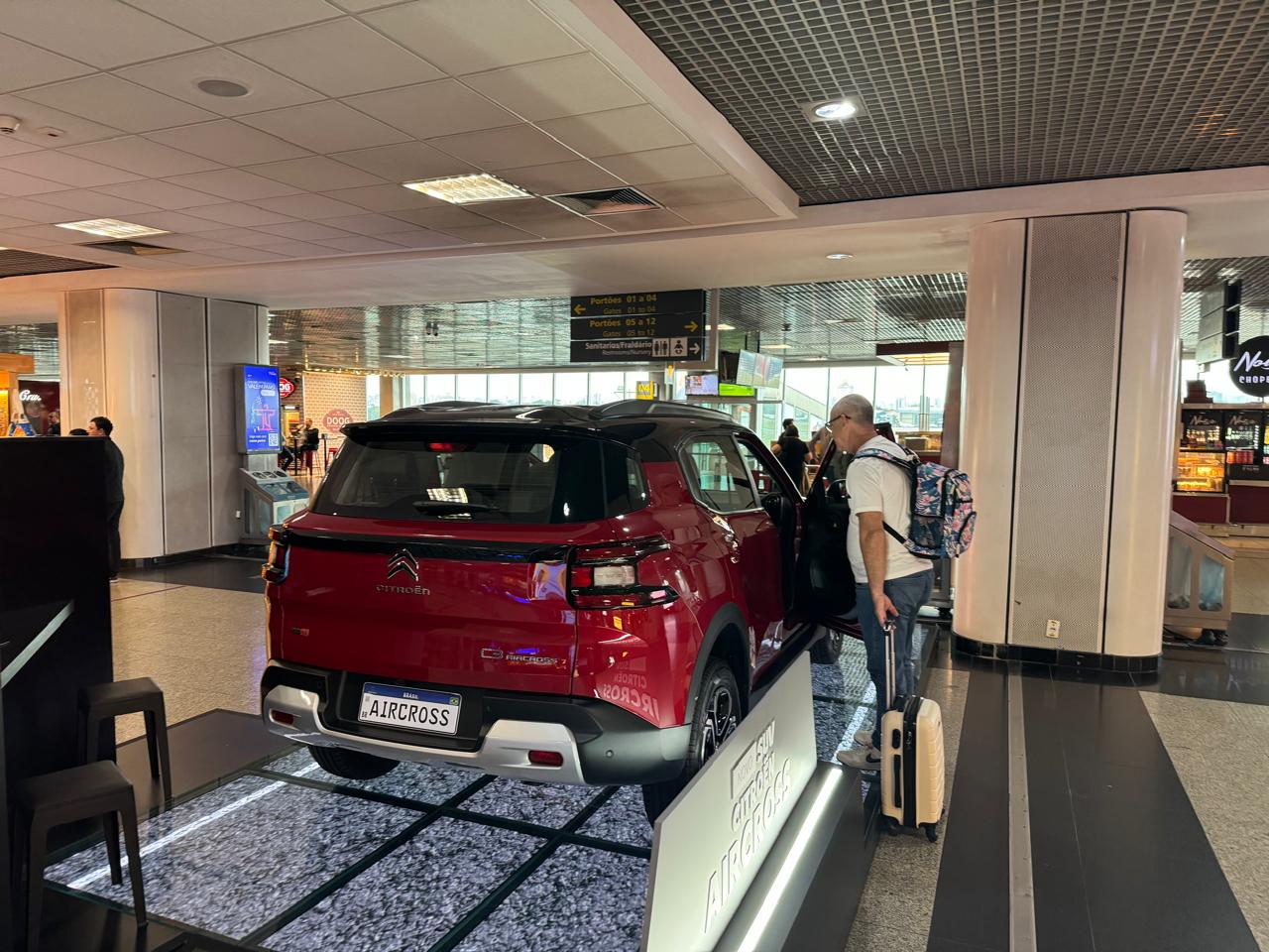 Como esse carro chegou aí - veja como os carros são colocados dentro de shoppings e aeroportos - Foto: Divulgação