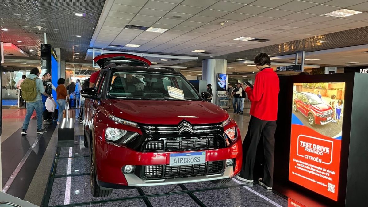 Como esse carro chegou aqui? Veja como entram com modelos dentro de shoppings e aeroportos