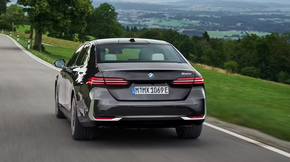 Novo carro híbrido da BMW tem consumo IMPRESSIONANTE de 27,5 km/l