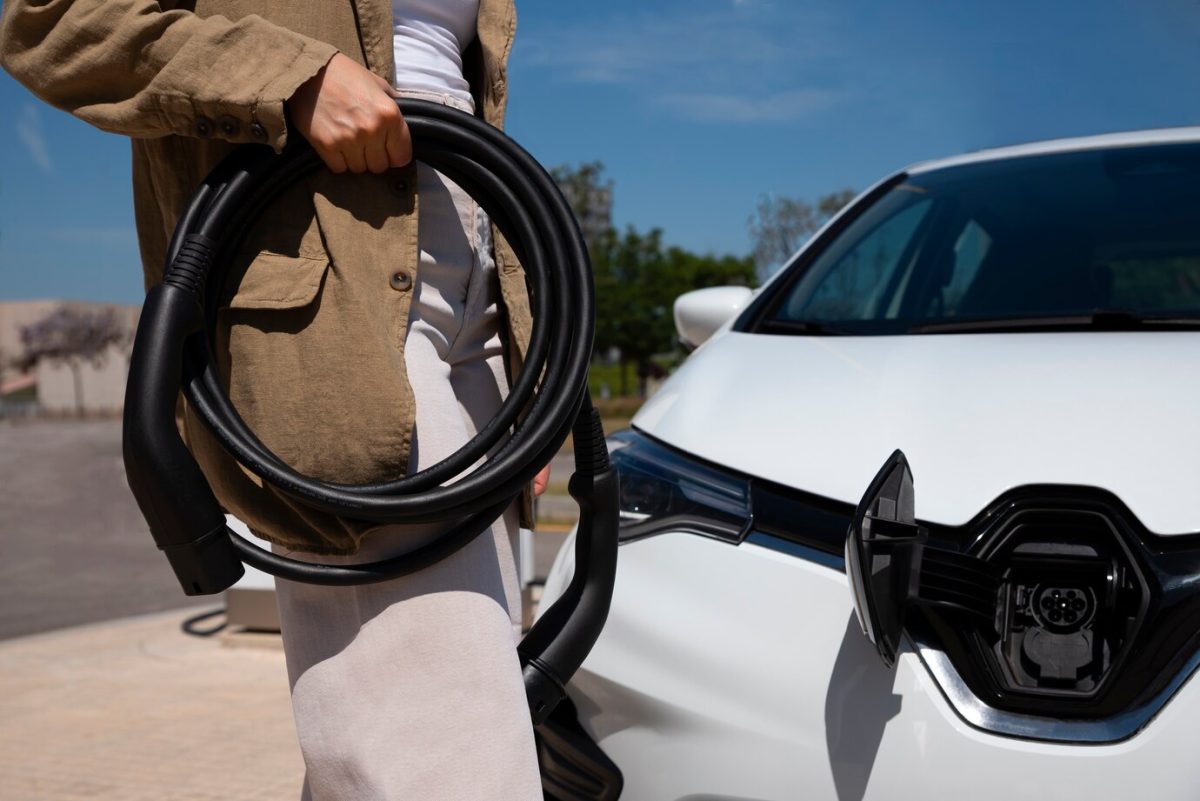 Não consegue carregar seu carro elétrico por falta de ponto de recarga? Advogado explica o que fazer