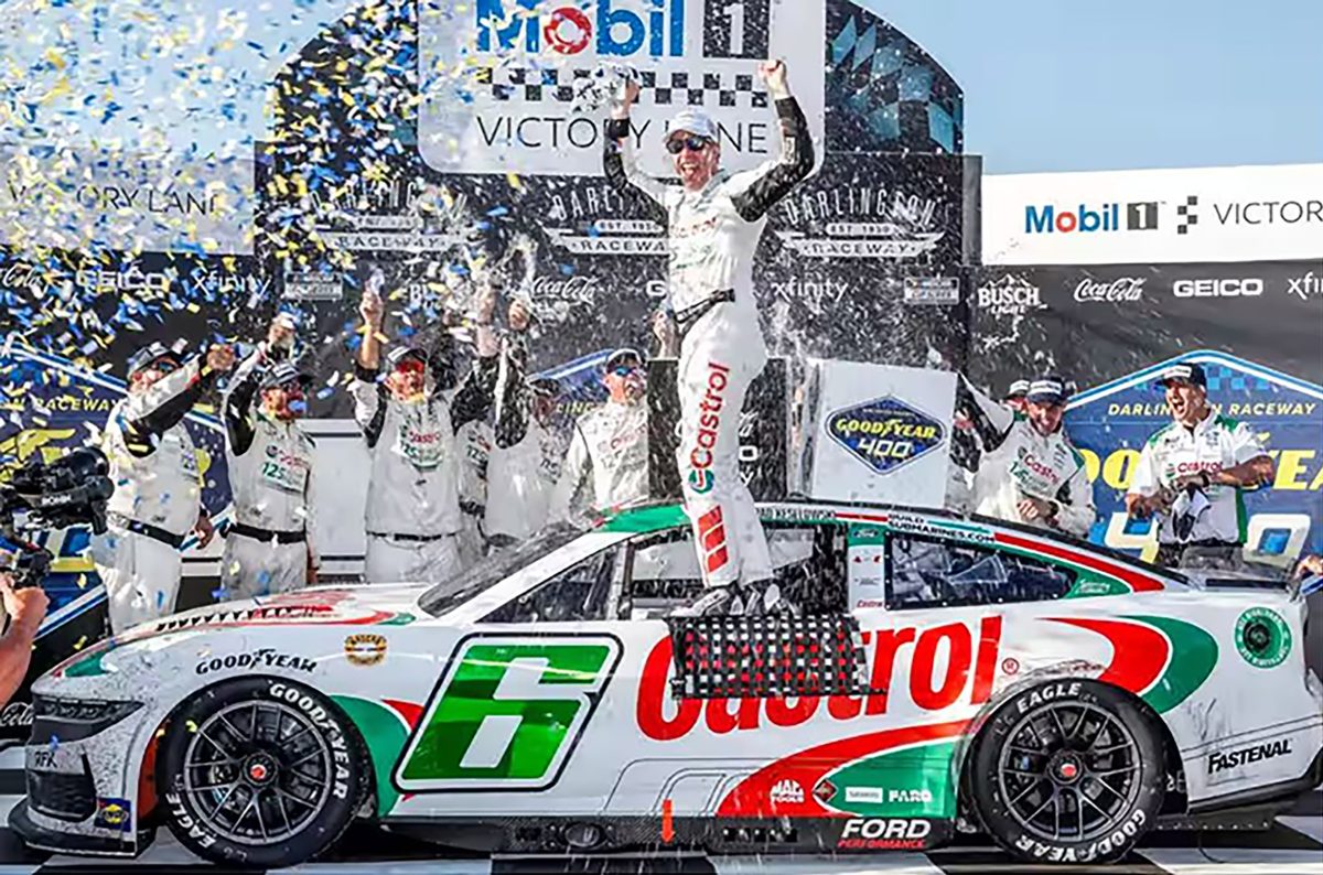 Ford Mustang Dark Horse conquista primeira vitória de forma impressionante na Nascar