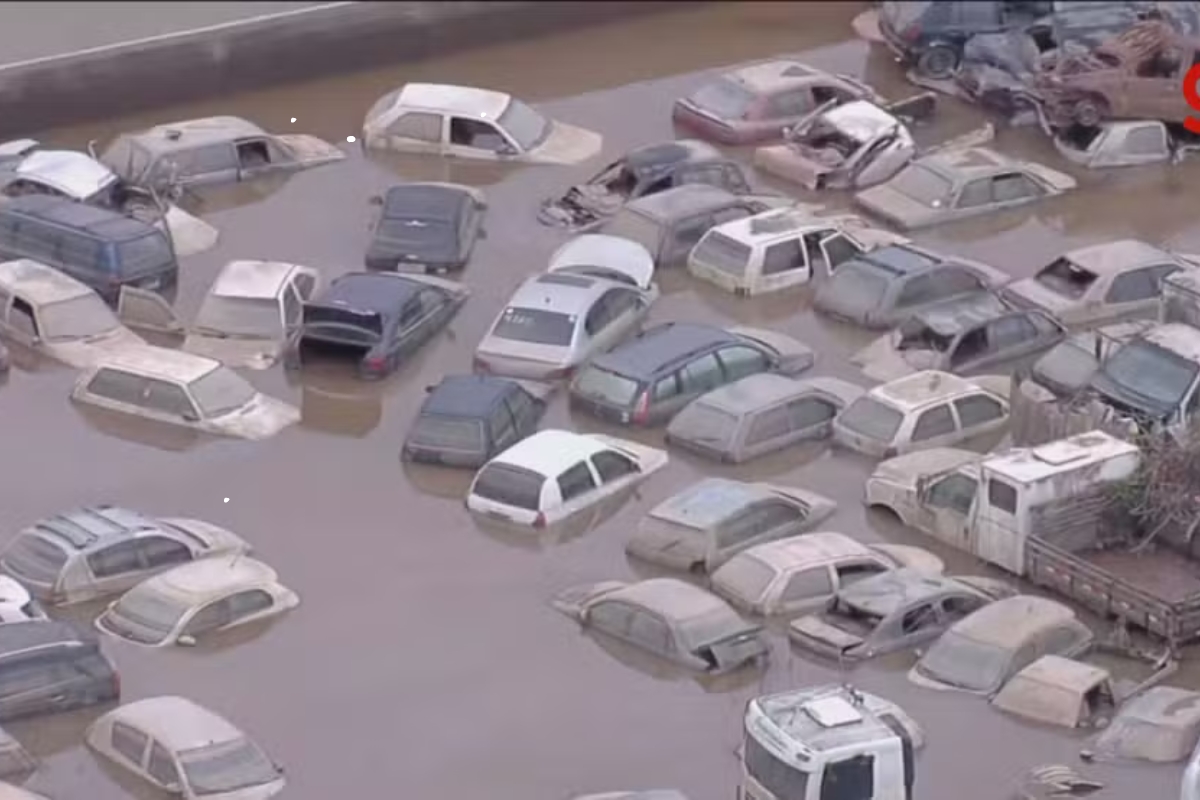 Cemitério de carros alagados no RS (Foto: Reprodução G1)