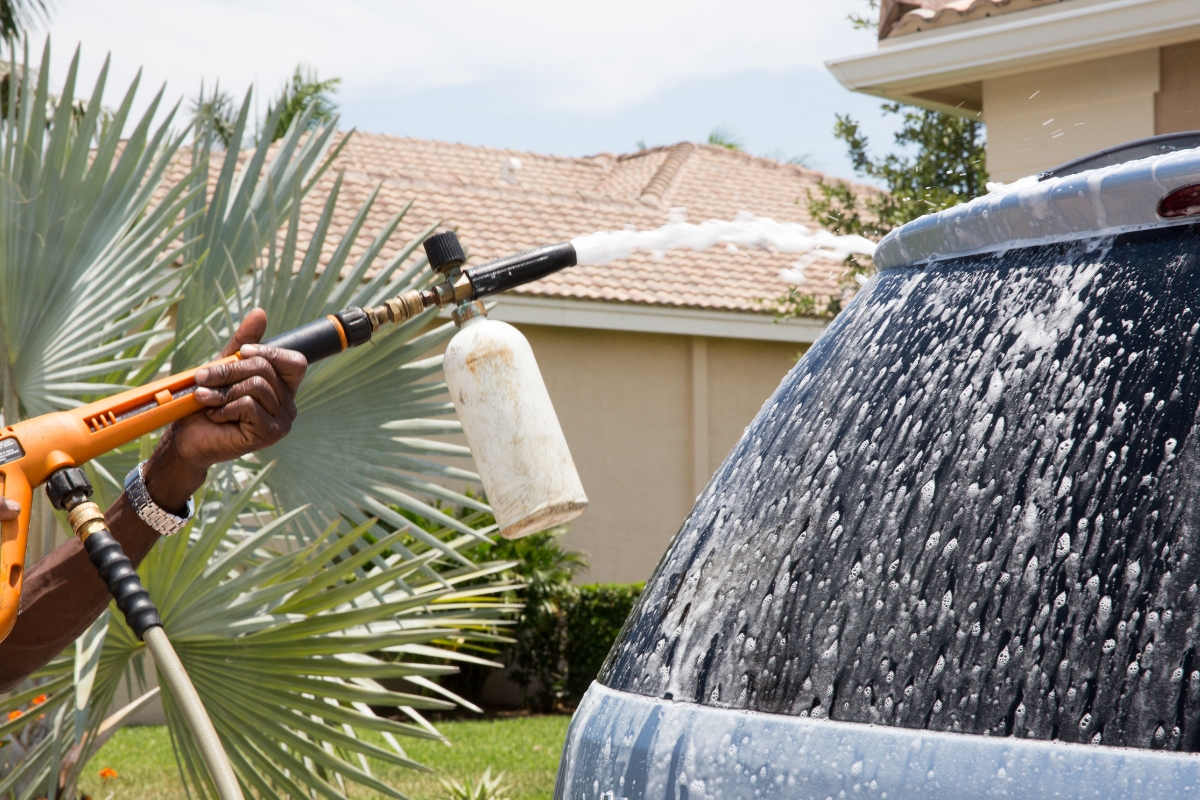 Faça você mesmo: como lavar o carro em casa sem danificar a pintura