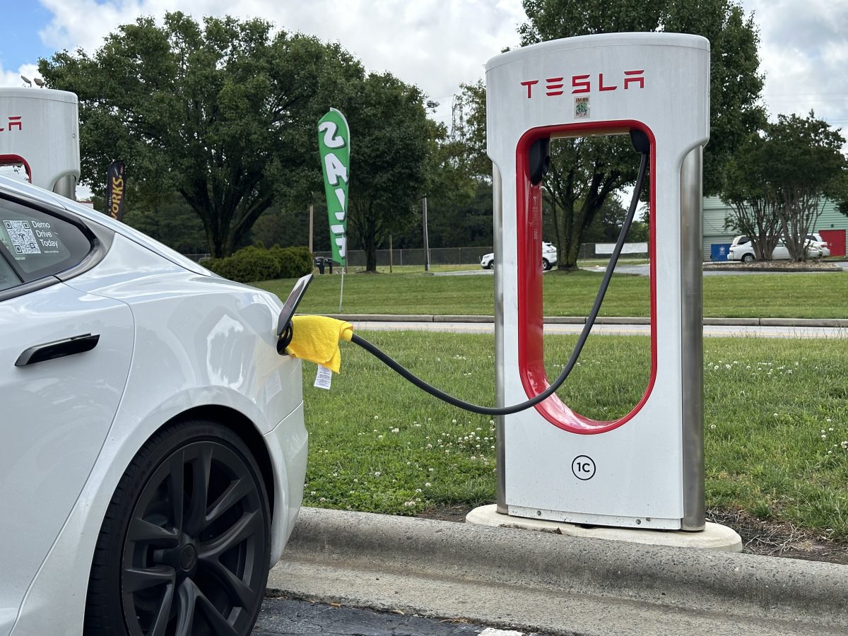 Donos de carros elétricos da Tesla revelam truque para carregar modelos bem mais rápido