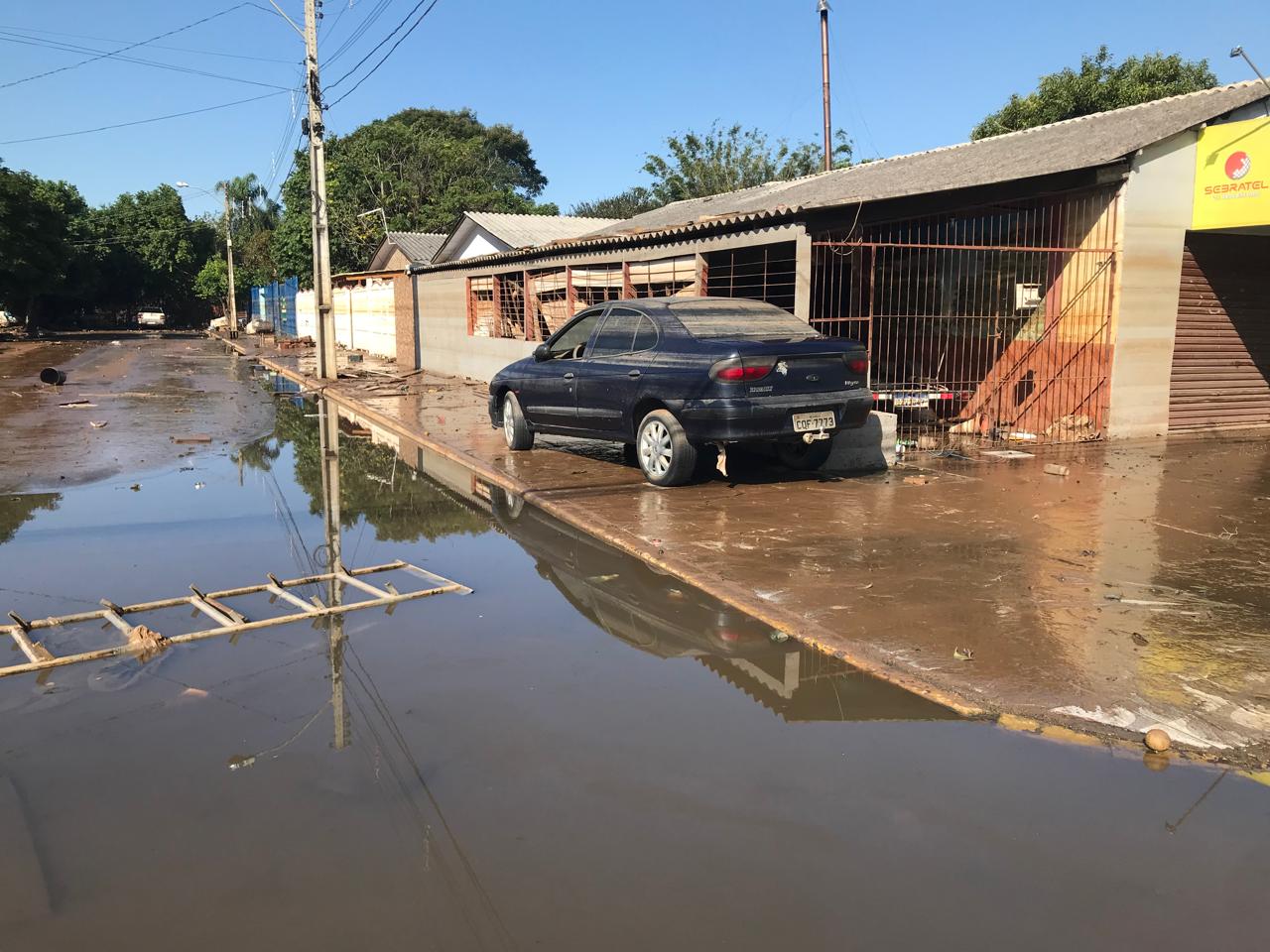 Carros espalhados pela cidade, alguns foram arrastados - Foto: arquivo pessoal