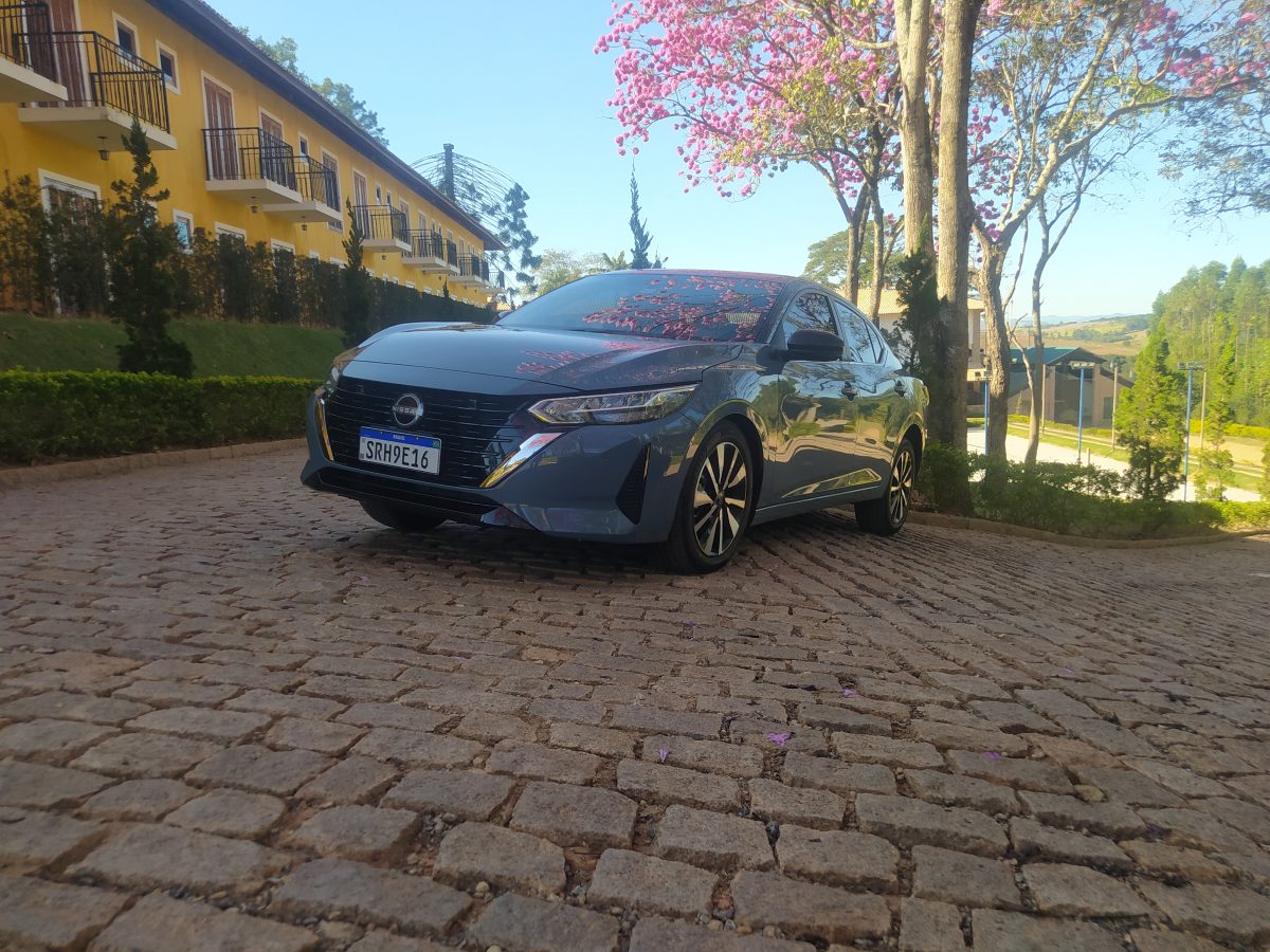 Teste: Nissan Sentra 2025 traz mudanças pontuais e novos itens de série por R$ 156.390