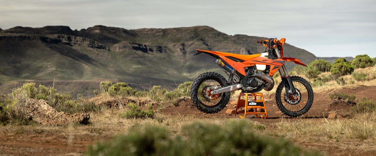 KTM 300 EXC 2025: ficha técnica, preço e itens de série