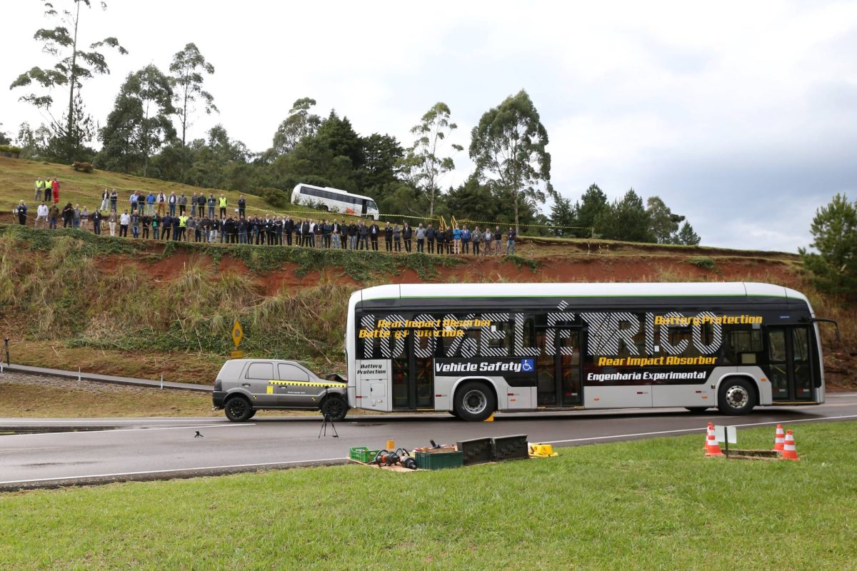 Marcopolo realiza primeiro crash test traseiro de ônibus elétrico no Brasil